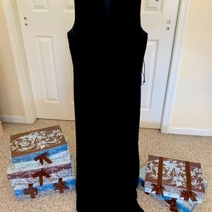 Jones New York black velvet, sleeveless gown